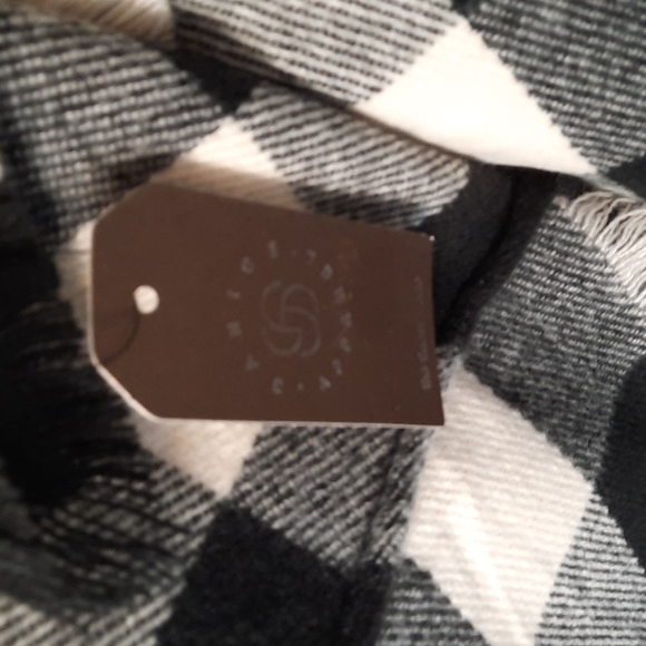 Buffalo Check Plaid Pattern Black Cream White Soft Knit Poncho - Picture 4 of 4